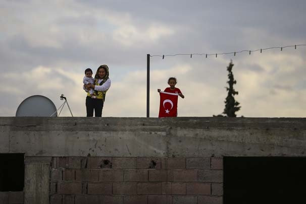 Tüm evleri Türk bayraklarıyla donatıp Mehmetçiği uğurladılar 17