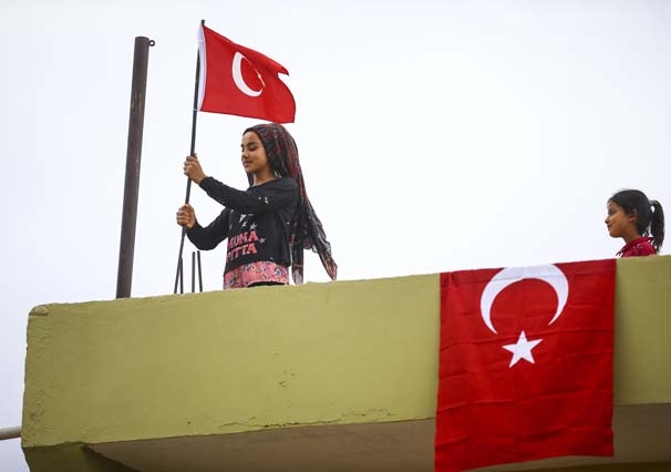 Tüm evleri Türk bayraklarıyla donatıp Mehmetçiği uğurladılar 18