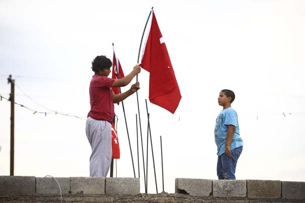 Tüm evleri Türk bayraklarıyla donatıp Mehmetçiği uğurladılar 19