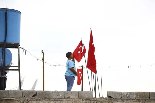 Tüm evleri Türk bayraklarıyla donatıp Mehmetçiği uğurladılar 20