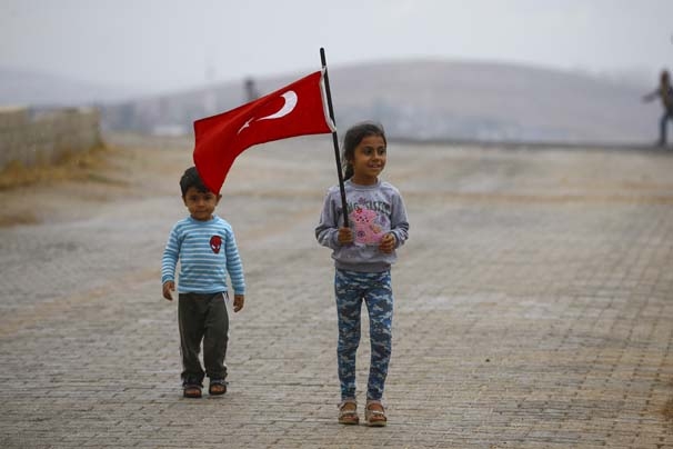 Tüm evleri Türk bayraklarıyla donatıp Mehmetçiği uğurladılar 3