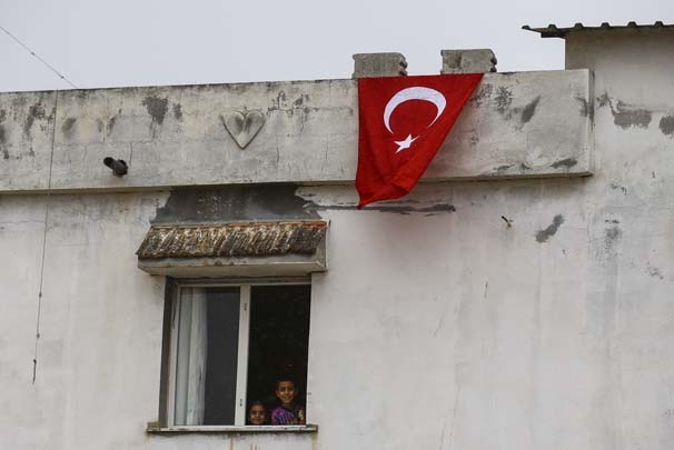 Tüm evleri Türk bayraklarıyla donatıp Mehmetçiği uğurladılar 4