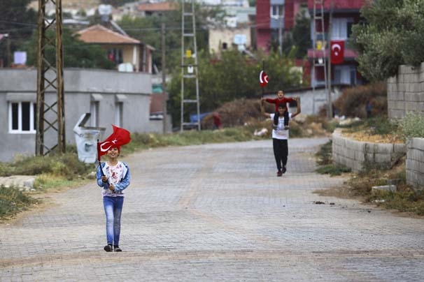 Tüm evleri Türk bayraklarıyla donatıp Mehmetçiği uğurladılar 5