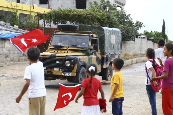 Tüm evleri Türk bayraklarıyla donatıp Mehmetçiği uğurladılar 6