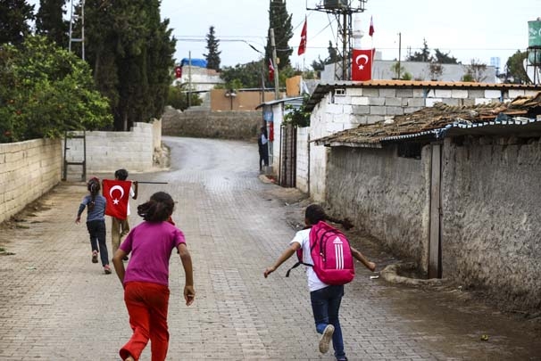 Tüm evleri Türk bayraklarıyla donatıp Mehmetçiği uğurladılar 7