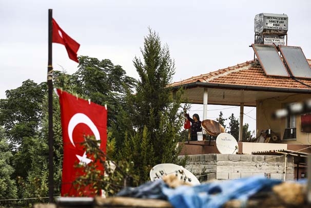 Tüm evleri Türk bayraklarıyla donatıp Mehmetçiği uğurladılar 8
