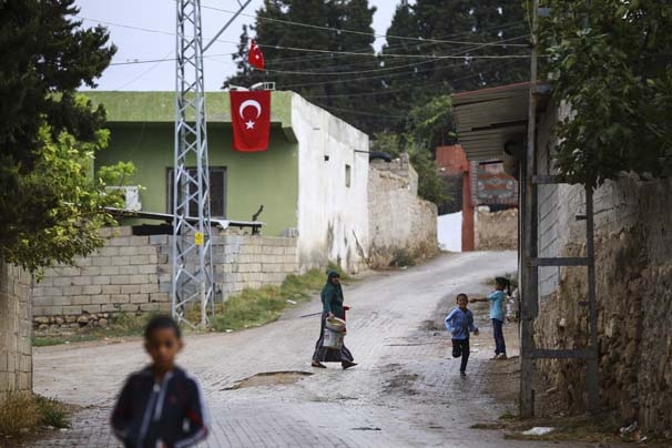 Tüm evleri Türk bayraklarıyla donatıp Mehmetçiği uğurladılar 9