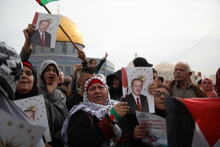 İsrail polisi Erdoğan posteri taşıyan kadına saldırdı 14