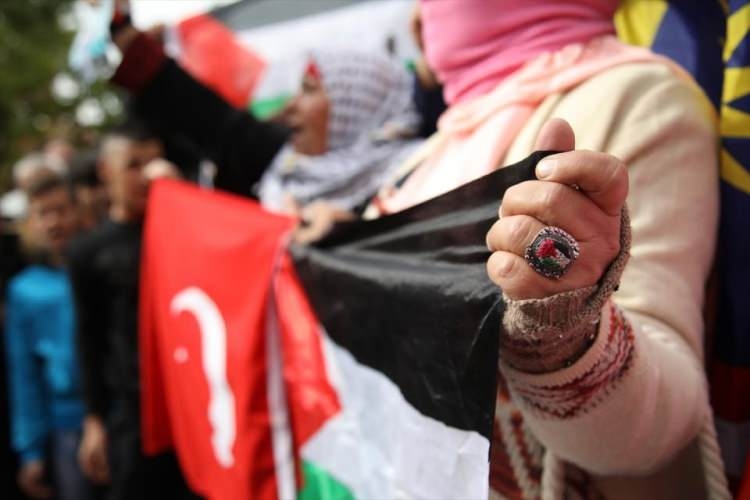 İsrail polisi Erdoğan posteri taşıyan kadına saldırdı 17