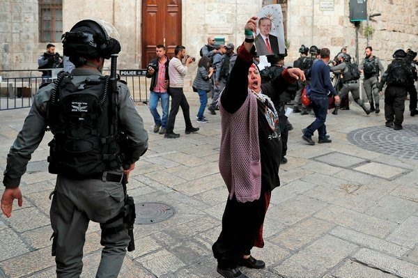 İsrail polisi Erdoğan posteri taşıyan kadına saldırdı 2