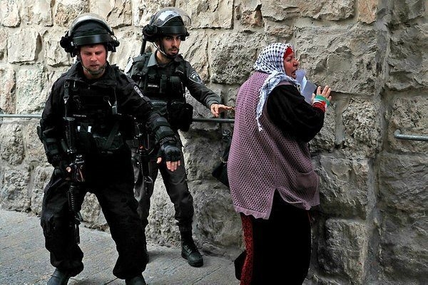 İsrail polisi Erdoğan posteri taşıyan kadına saldırdı 3