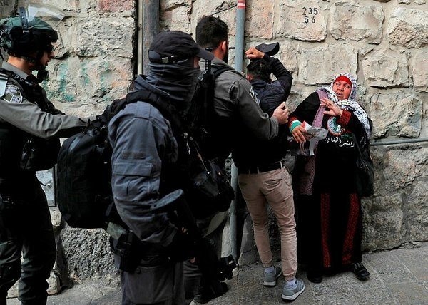 İsrail polisi Erdoğan posteri taşıyan kadına saldırdı 4