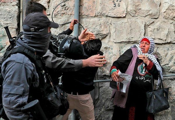İsrail polisi Erdoğan posteri taşıyan kadına saldırdı 5