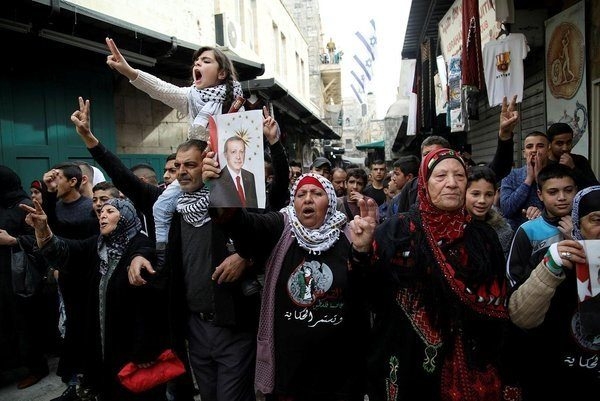 İsrail polisi Erdoğan posteri taşıyan kadına saldırdı 6