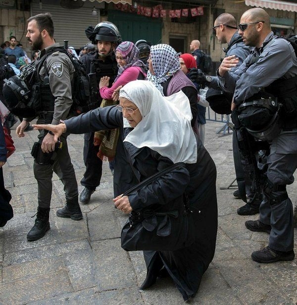 İsrail polisi Erdoğan posteri taşıyan kadına saldırdı 7