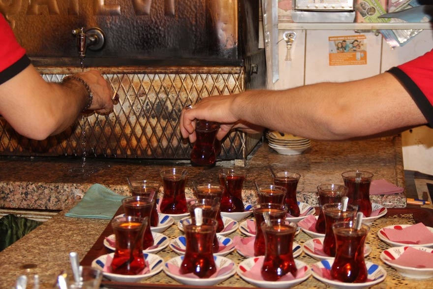 Konya'da iftar ile sahur arasında közde çay keyfi 6