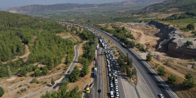 İzmir'deki kazada alev alan otomobilde ölen 4 kişinin cenazeleri Balıkesir'de defnedildi