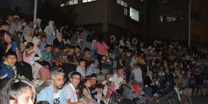 Hakkari’de açık hava sineme günlerine yoğun ilgi