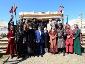 Davutoğlu'ndan "Diriliş Ertuğrul"un setine ziyaret