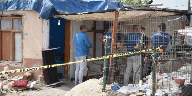 Evinde 5 bıçak darbesiyle öldürülmüş olarak bulundu