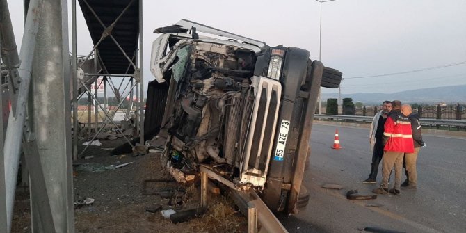 Metrelerce sürüklenen tır, üst geçide çarpıp devrildi: 1 ölü