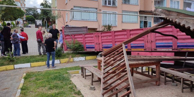 TIR'ın yerinden çıkan dorsesi kamelyaya çarptı; oturanlar son anda kurtuldu