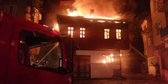 2 katlı tarihi ahşap konak alev alev yandı