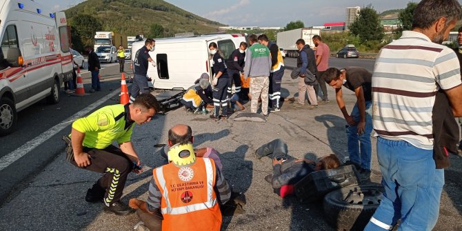 Otoyolda hatalı dönüş yapan minibüse otomobil çarptı: 8 yaralı