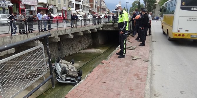 Dereye düşen otomobilin sürücüsü ile yardıma giden Afgan yaralandı
