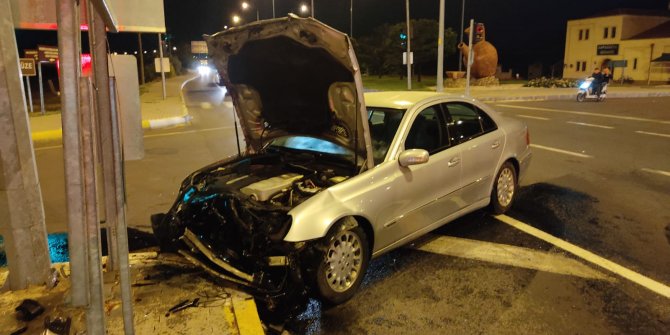 Trafik kazasında yaralanan hastayı taşıyan ambulans ile otomobil çarpıştı: 4 yaralı