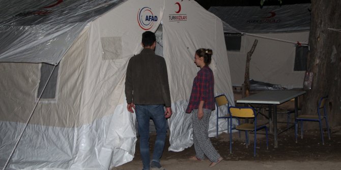 Deprem sonrası ağır hasarlı tespit edilen evdeki 10 kişi çadıra yerleştirildi