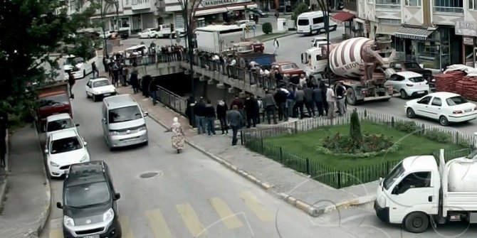 Otomobilin dereye uçtuğu anlar güvenlik kameralarına yansıdı