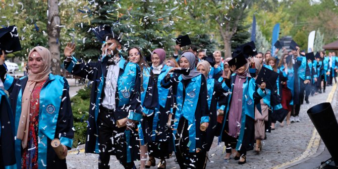 Bölüm birincisi mezunlardan 2046 yılına kredi kartı ve para