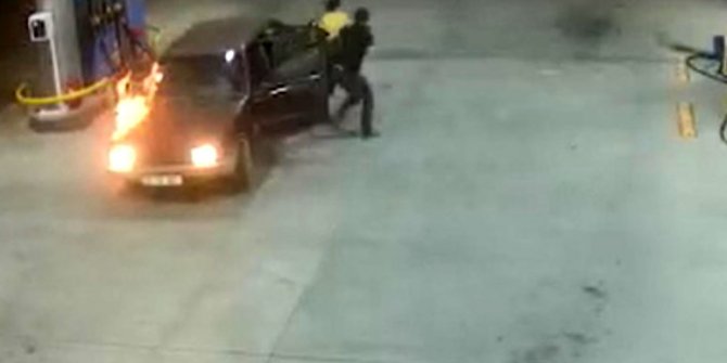Akaryakıt istasyonunda otomobil alev aldı; kadının çocuğu ile kaçışı kamerada