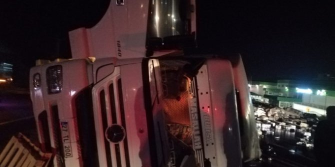 Devrilen tırdaki enerji içecekleri yola savruldu