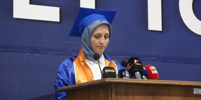 52 yaşında üniversiteyi birincilikle bitirdi
