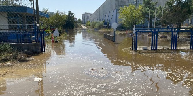 Su borusu patladı, yol göle döndü