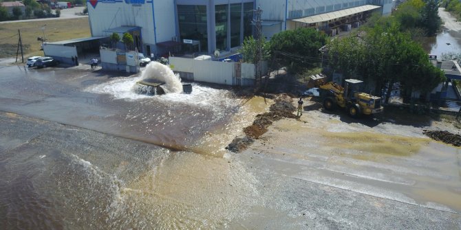 Boru patladı; cadde ve fabrika bahçesi göle döndü