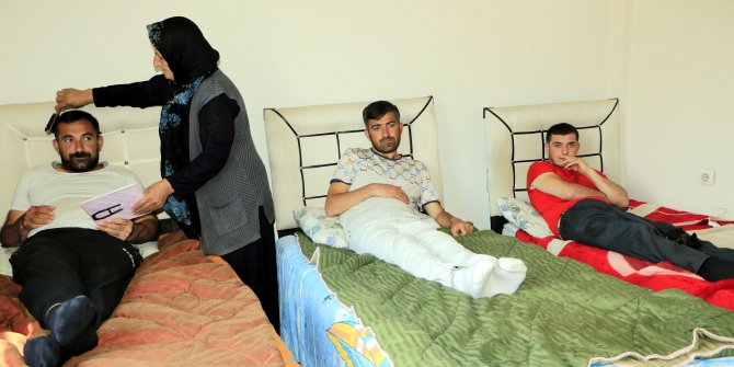4 engelli çocuğuna hem annelik hem de babalık yapıyor