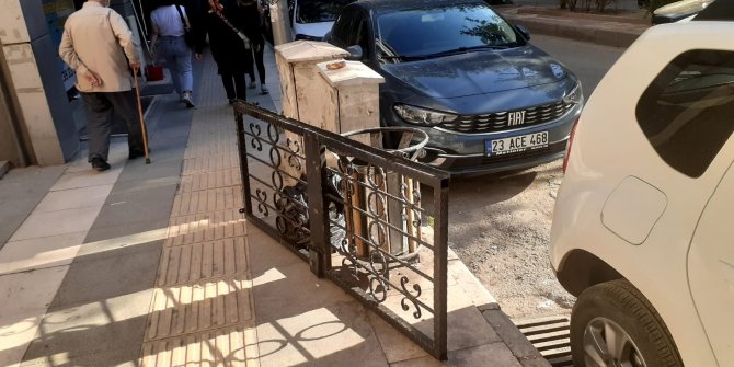 Çaldıkları kapıda polisi görünce kaçmaya çalıştılar