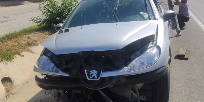 Maskesi düşen sürücü kaza yaptı