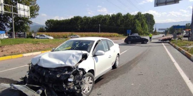 Sakarya'da iki otomobil çarpıştı: 1 ölü, 3 yaralı