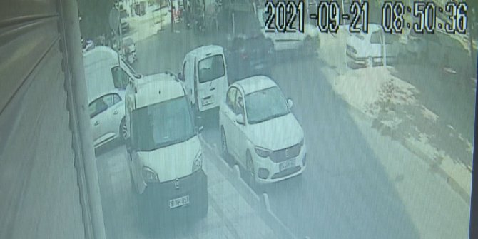Otomobilin çarptığı hafif ticari araç böyle yan yattı