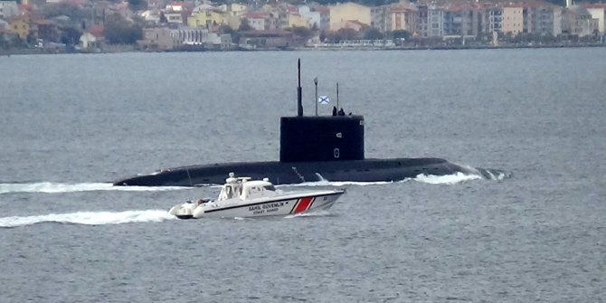 Rus denizaltısı, Çanakkale Boğazı'ndan geçti