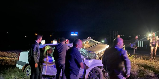 Otomobil ve pikap kafa kafaya çarpıştı: 2 ölü, 6 yaralı