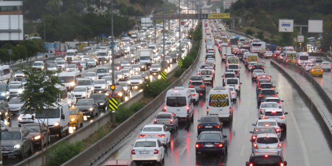 İstanbul'da yağmur yağdı; trafik yüzde 69'a ulaştı