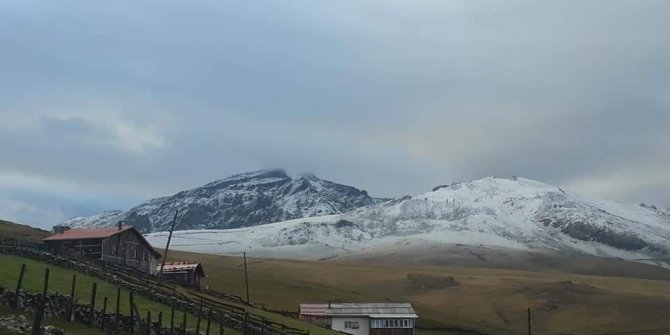 Doğu Karadeniz’in yüksek kesimlerine kar yağdı