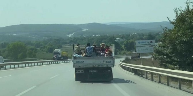 Kamyonet kasasında 8 kişinin tehlikeli yolculuğu
