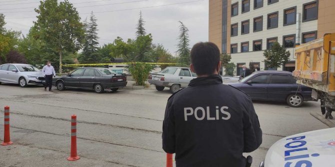 Doktorun bacağına bıçak sapladı