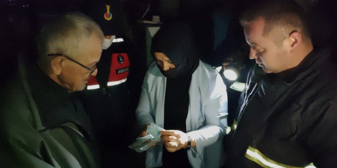 Yanan evindeki parasını itfaiye görevlisinden teslim aldı